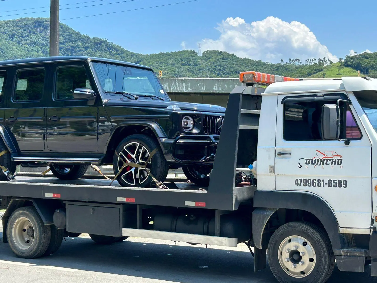 Guincho SpeecBC transportando Mercedes-Benz G63