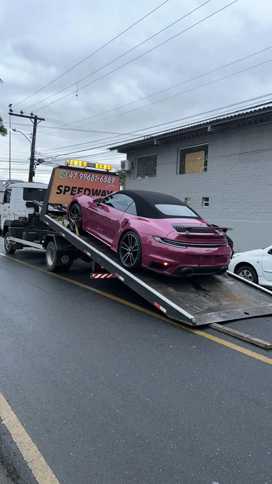 Guincho SpeecBC transportando Porsche 911